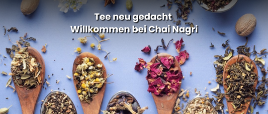Verschiedene lose Tees auf Löffeln – Willkommen bei Chai Nagri, neue Art Tee zu genießen
