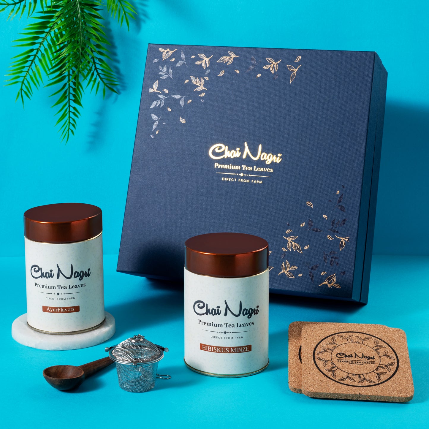 Chai Nagri Royal Box in Blau mit AyurFlavors und Hibiskus Minze, Zubehör liebevoll arrangiert.