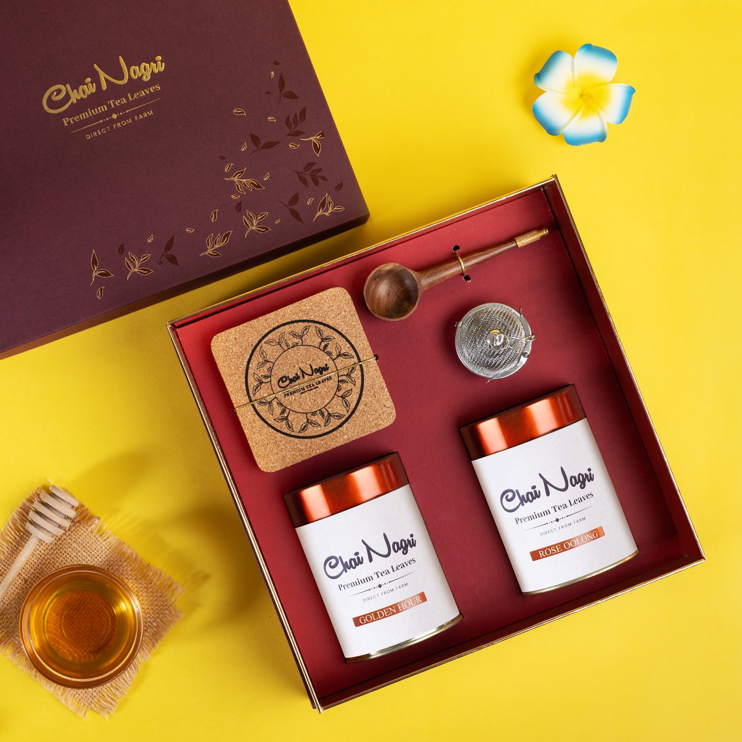 Offene rote Royal Teebox mit Golden Hour und Rose Oolong, Akazienlöffel und Teeaccessoires inklusive.