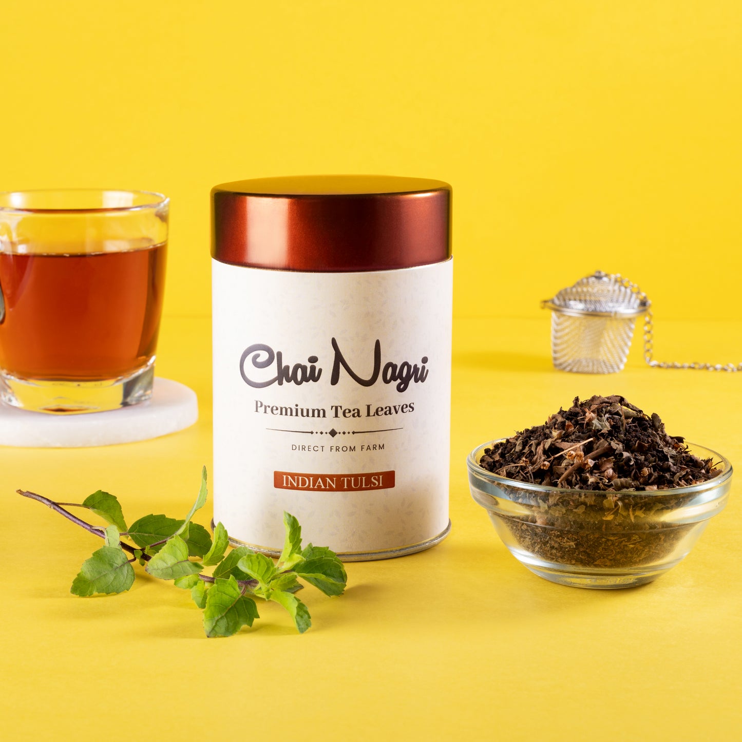 Chai Nagri Indian Tulsi Tee mit Assam CTC, frischem Basilikum und Teeglas