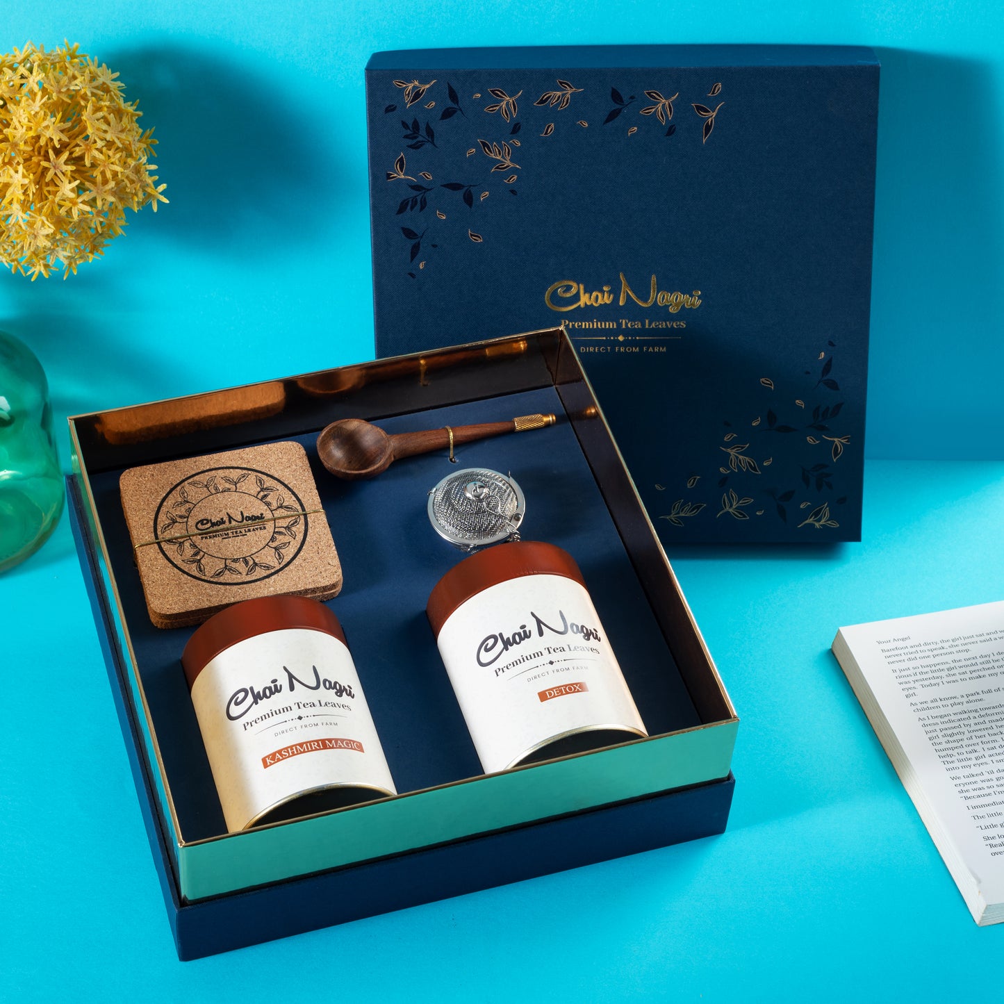 Offene Royal Box in Blau mit Kashmiri Magic und Detox Tee – perfekter Tee-Moment zum Genießen.