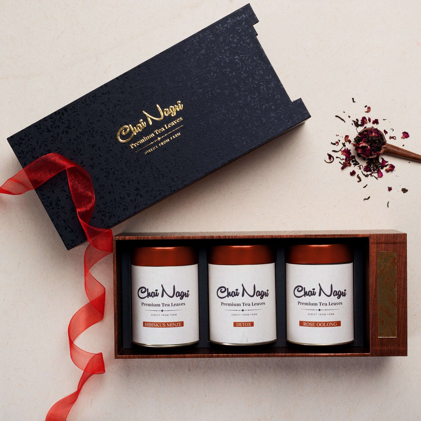 Royal Black Slider Box als Tee Geschenkset mit drei Teedosen stilvoll präsentiert