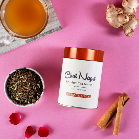 Premium Kashmiri Magic Grüntee mit Rosenblättern, Zimt, Ingwer, Kardamom – Chai Nagri Produktfoto.