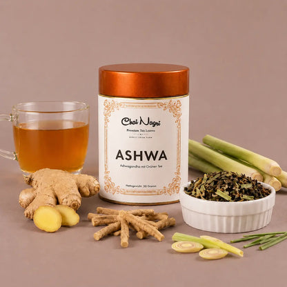 Ashwagandha Grüntee mit Ingwer, Zitronengras, loser Teemischung und einer Tasse frisch gebrühtem Tee