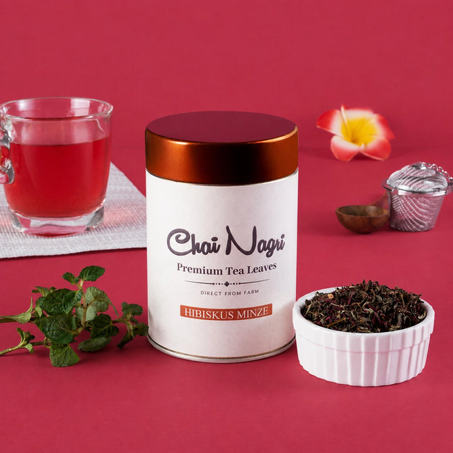 Hibiskus Minze Tee mit losem Hibiskustee, frischer Minze und einer Tasse rotem Kräutertee