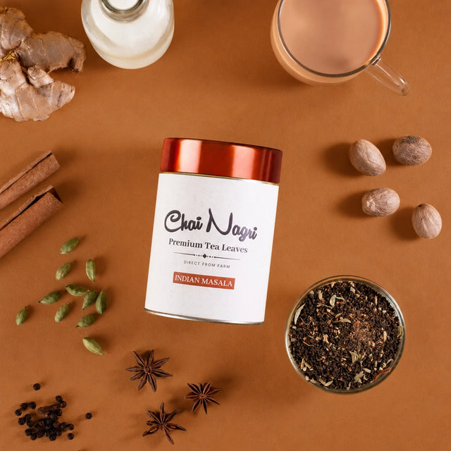 Indischer Masala Chai mit loser Gewürzteemischung, Kardamom, Zimt, Ingwer und frisch gebrühtem Chai
