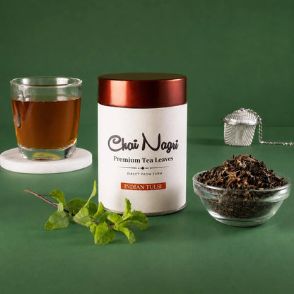 Indischer Tulsi Tee mit losen Tulsi Blättern, Kräuterteemischung und einer Tasse Tee