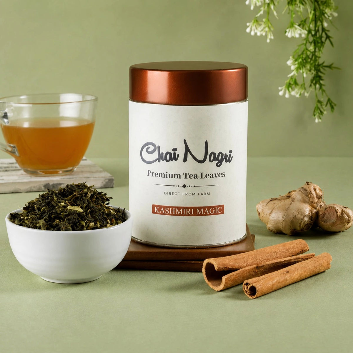Kashmiri Kahwa Tee mit losem Grüntee, indischen Gewürzen, Ingwer, Zimt und einer Tasse Kahwa