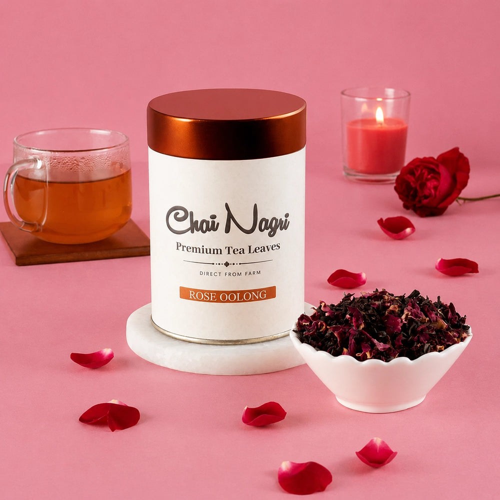 Rose Oolong Tee mit Rosenblüten, losem Oolong Tee und einer Tasse frisch gebrühtem Tee
