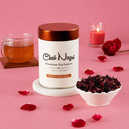 Rose Oolong Tee mit Rosenblüten, losem Oolong Tee und einer Tasse frisch gebrühtem Tee