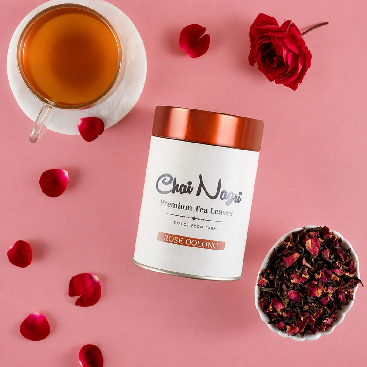 Loser Rose Oolong Tee mit getrockneten Rosenblüten und einer Tasse Oolong Tee
