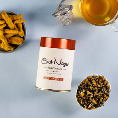 Chai Nagri Golden Hour Tee mit Kurkuma, Kamille und aufgebrühtem Tee in einer Tasse