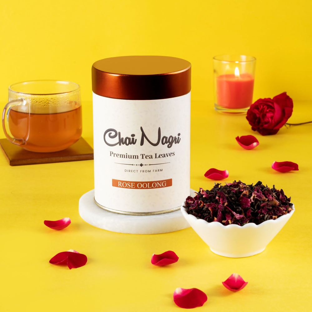 Rose Oolong Teedose mit Rosenblättern, aromatischer Rosen Tee auf gelbem Hintergrund.