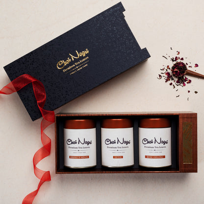Royal Black Teebox mit drei Premium-Teesorten: Hibiskus Minze, Detox und Rose Oolong.

