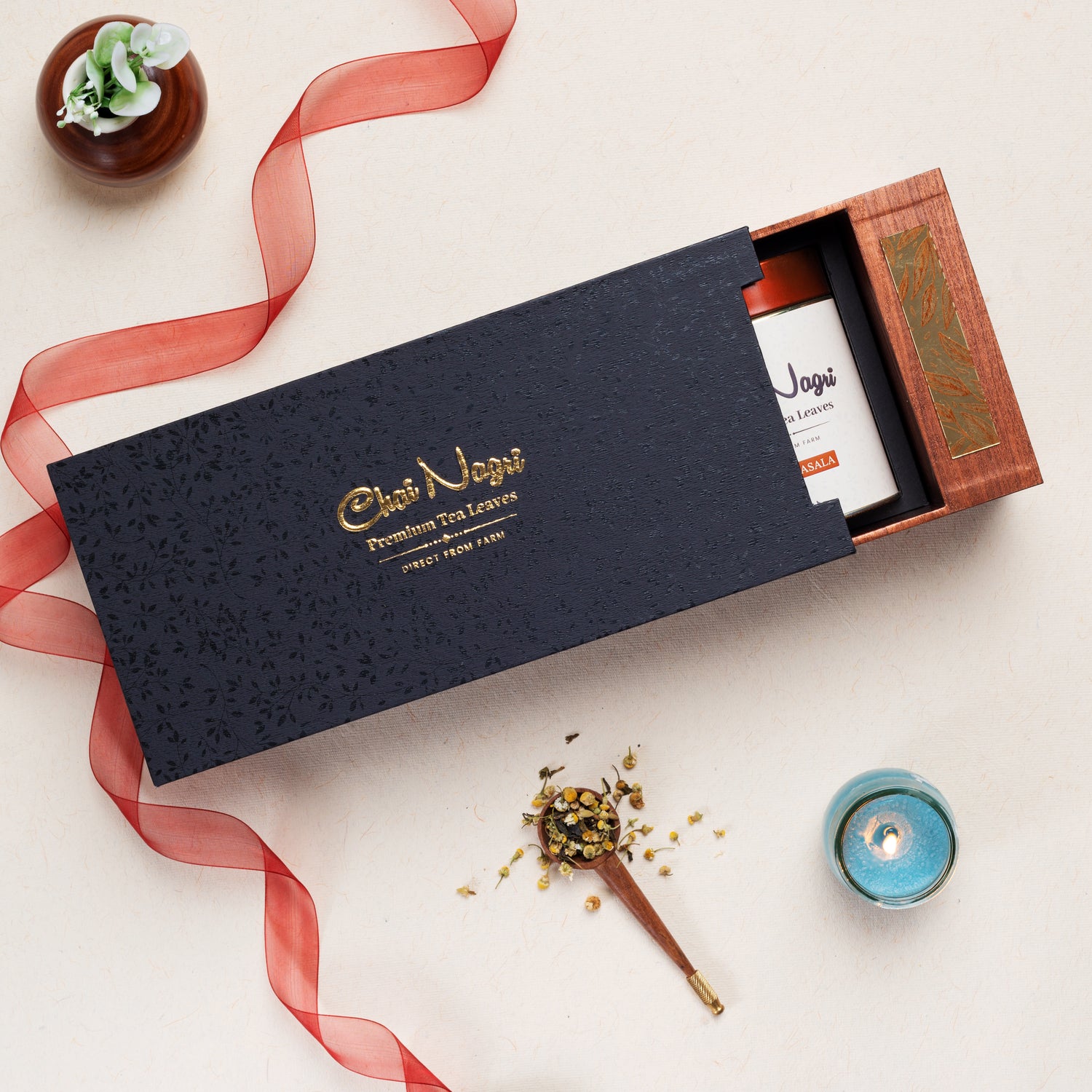 Edle Royal Black Slider Box mit Teedose, luxuriösem Design, Holzoptik und Geschenkband.
